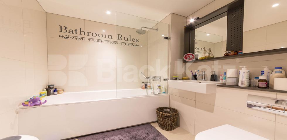 			NEW INSTRUCTION!, 2 Bedroom, 1 bath, 1 reception Apartment			 Wharf Road, ANGEL-OLD STREET